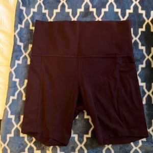 Athleta salutation stash pocket shorts on burgundy size small